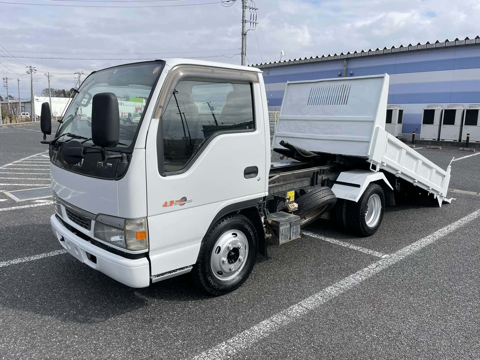 Isuzu Elf White Dump Truck Wallpaper