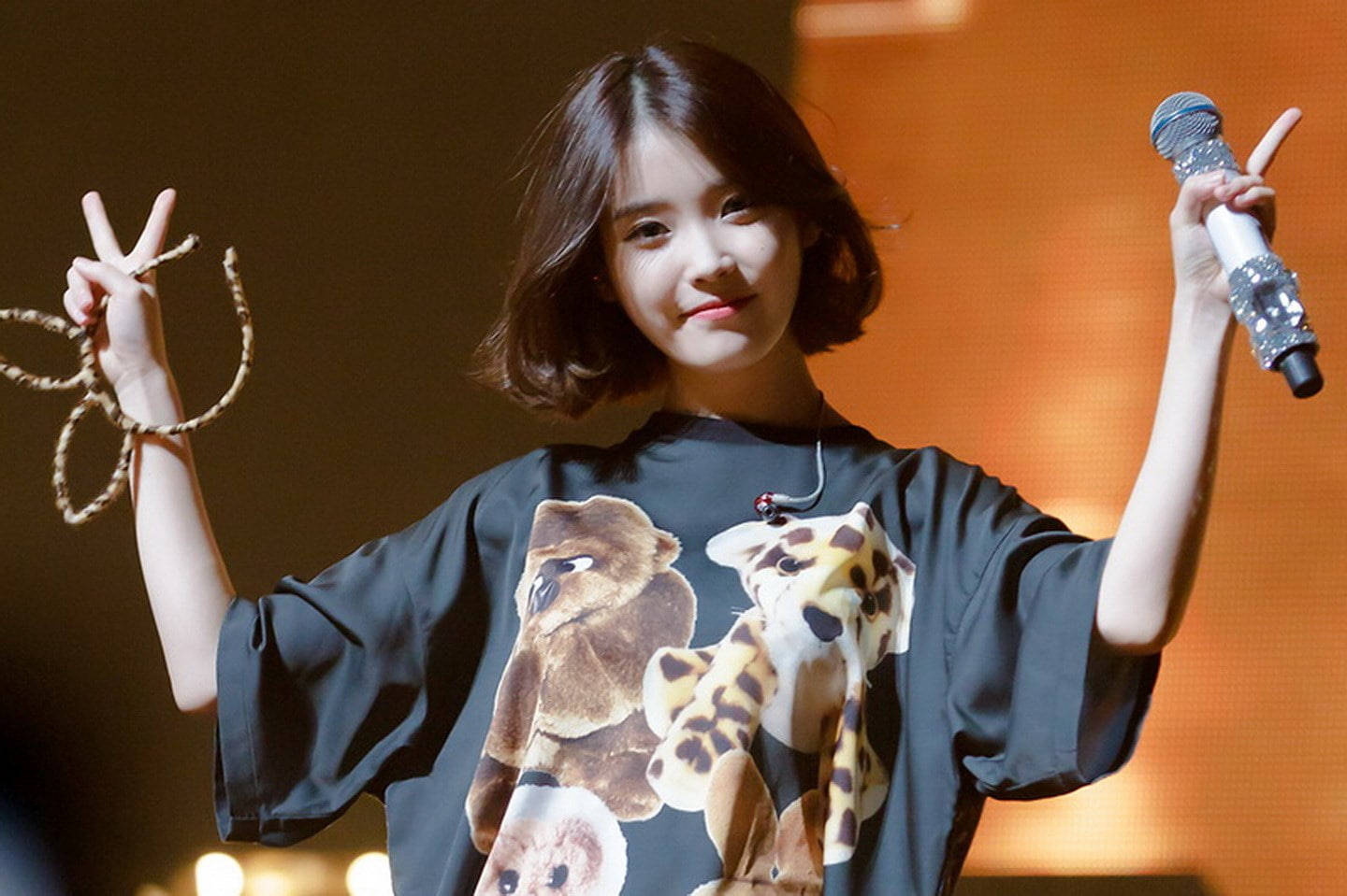 Iu Oversized Shirt Wallpaper