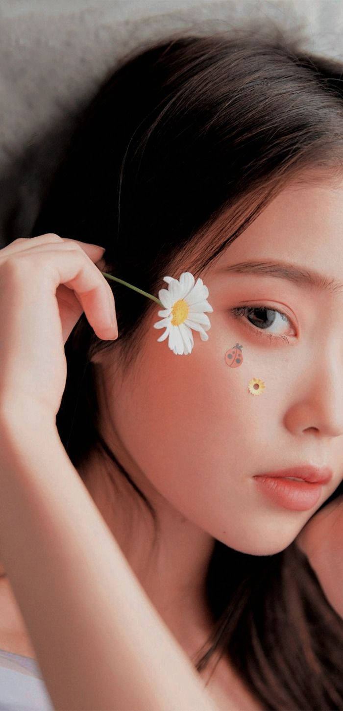 Iu Sporting A Flower Wallpaper