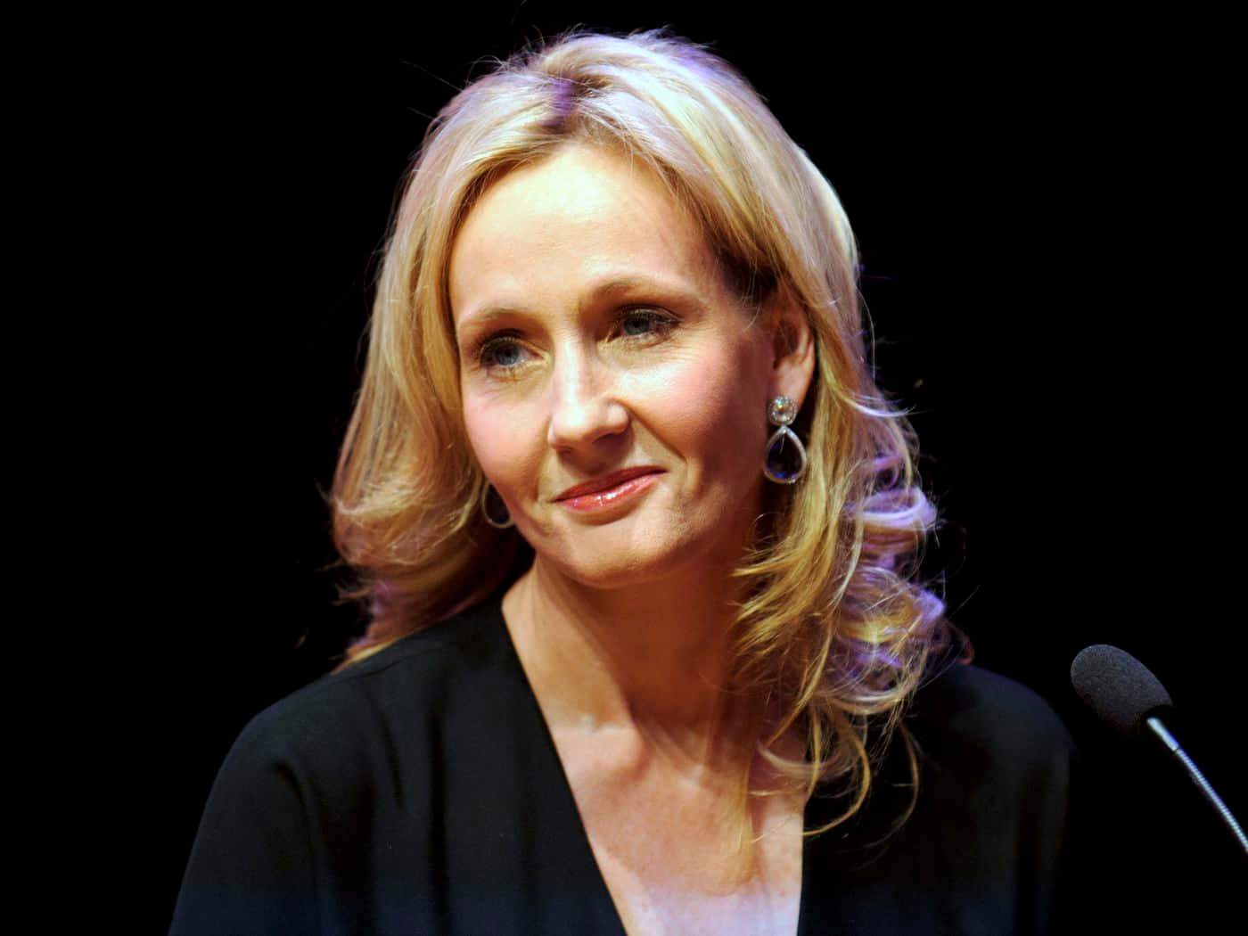 J.k. Rowling At A Book Signing Event Wallpaper