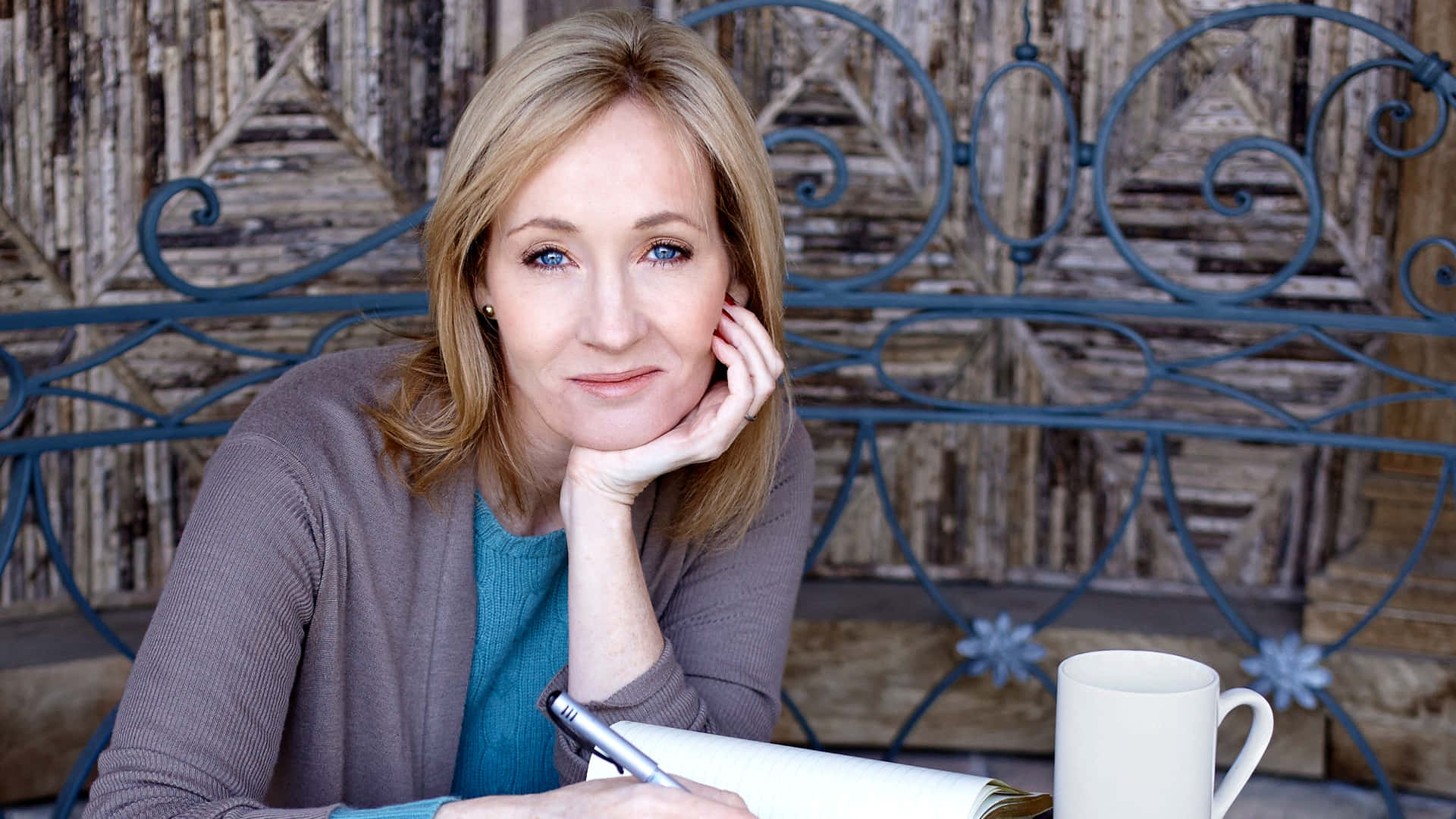 J.k. Rowling - The Genius Mind Behind The Wizarding World Wallpaper