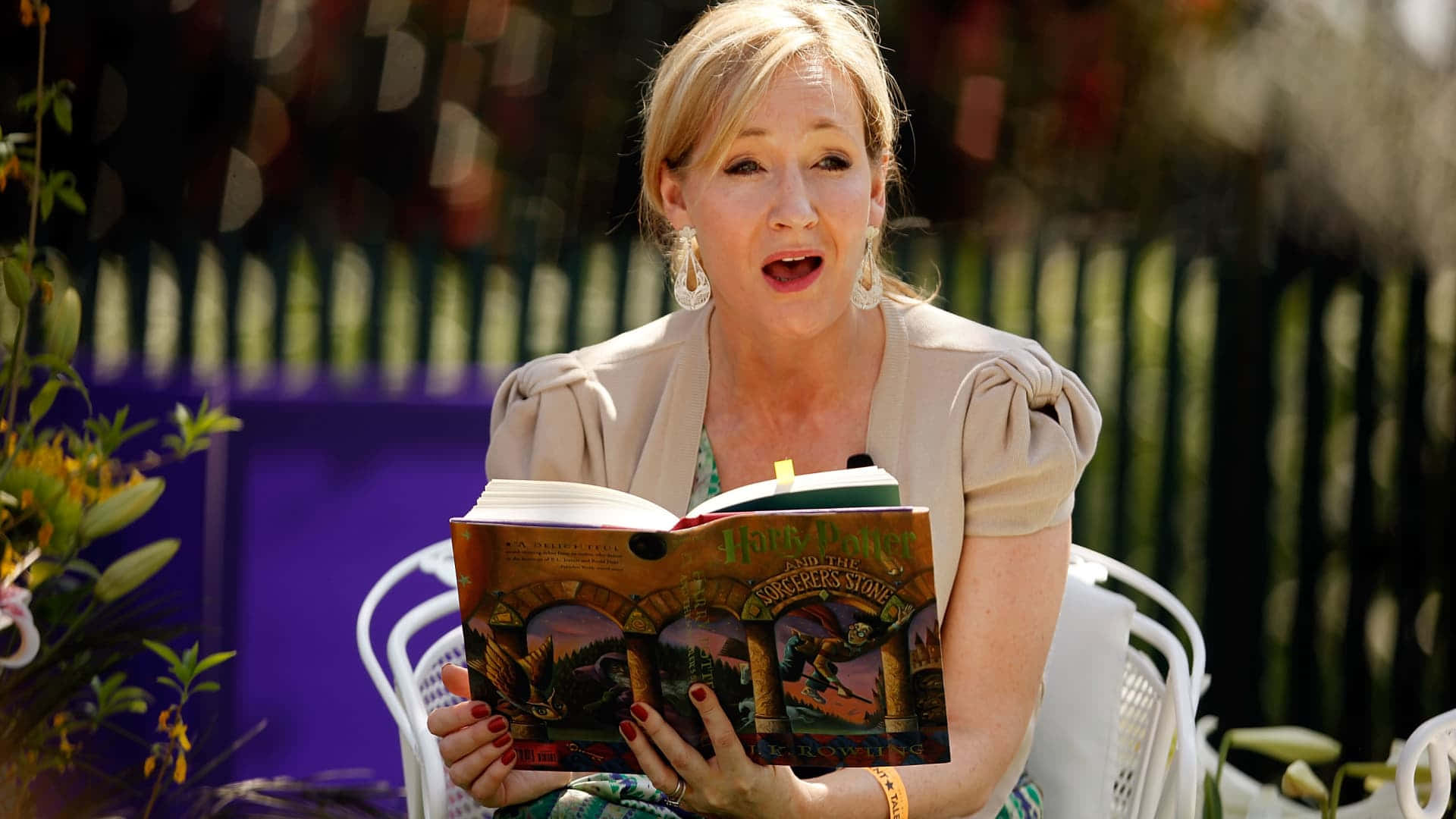 J.k. Rowling - World-renowned British Author Wallpaper