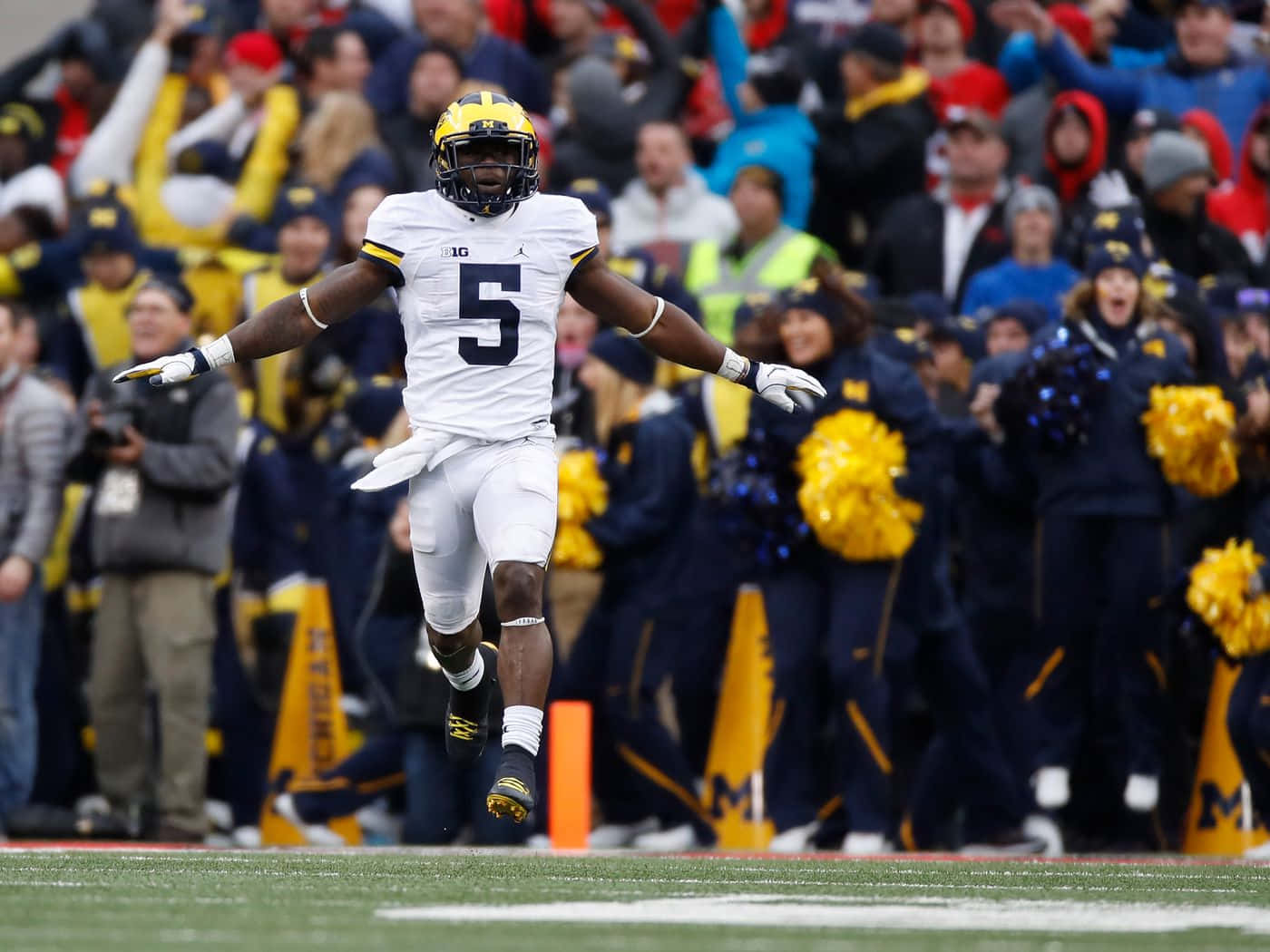 Jabrill Peppers Michigan Game Celebration Wallpaper