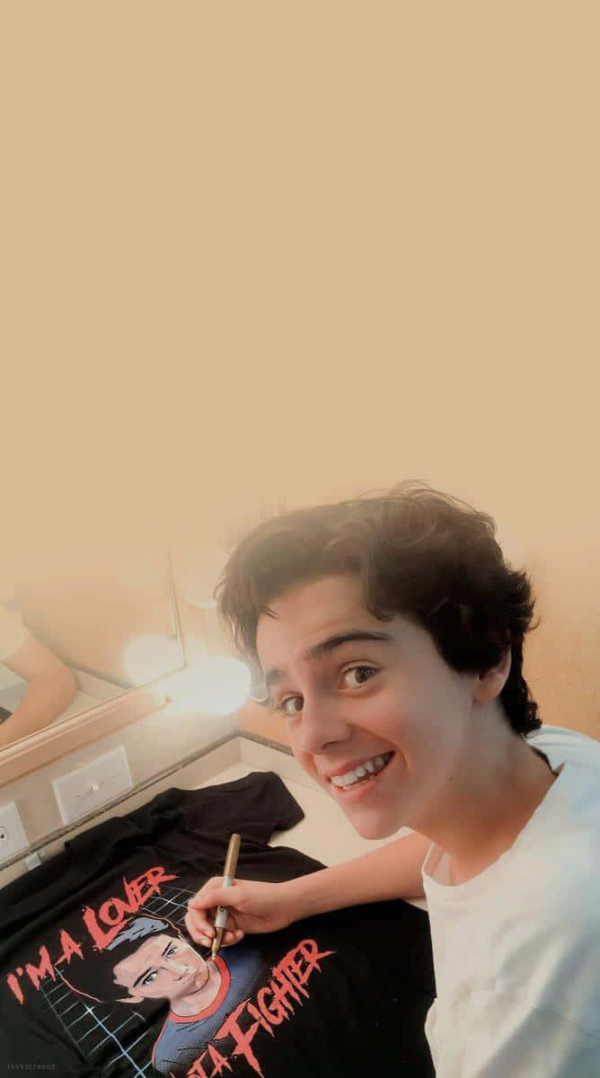 Jack Dylan Grazer Signing Merchandise Wallpaper