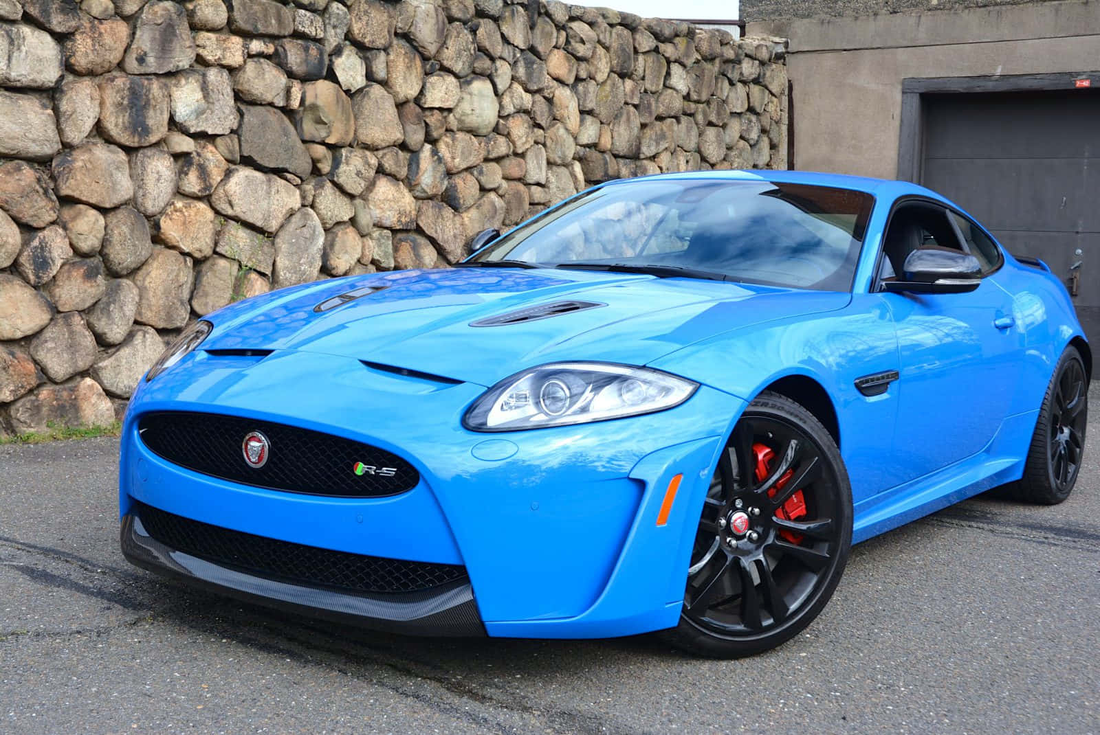 Jaguar Xkr: A Perfect Blend Of Luxury And Performance Wallpaper