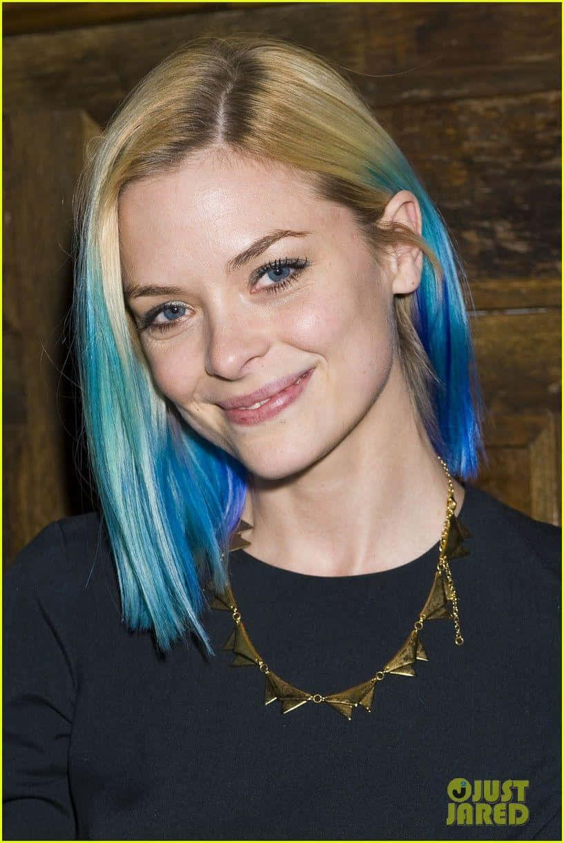 Jaime King Smiling Elegantly On The Red Carpet Wallpaper