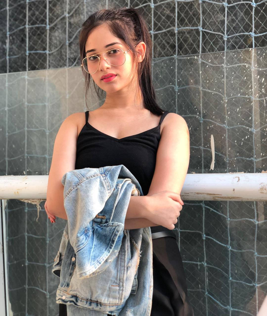 Jannat Zubair Effortlessly Chic In Laid Back Attire Wallpaper