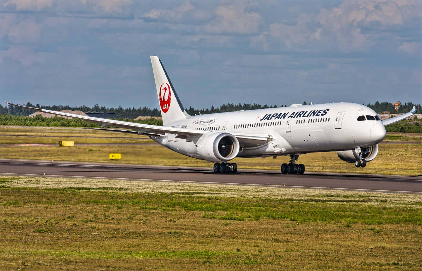 Japan Airlines Boeing 787 Departure Wallpaper