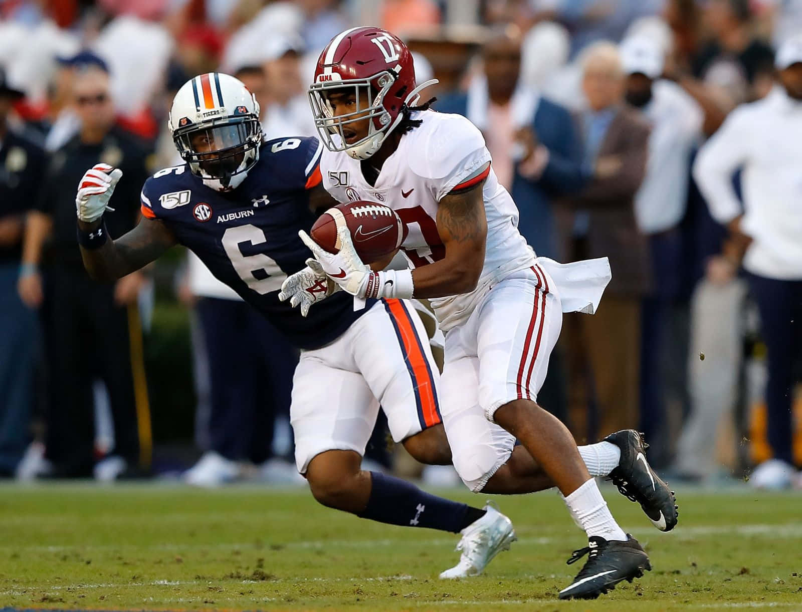 Jaylen Waddle Evading Tackle During Game Wallpaper