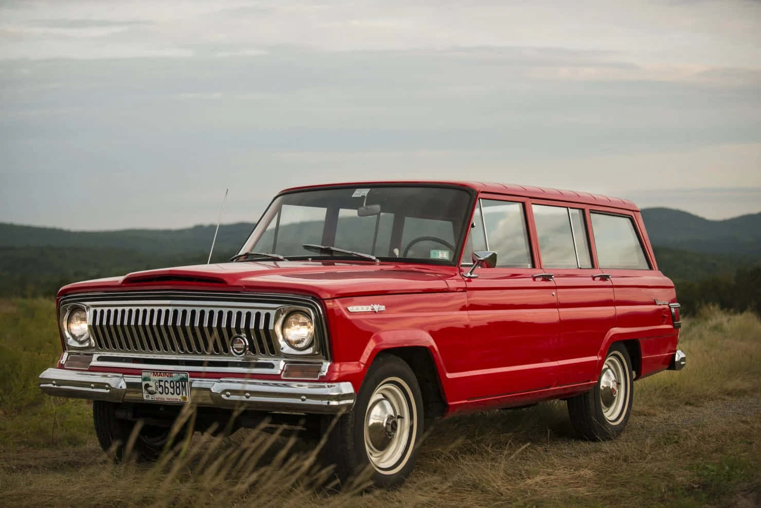 Jeep Wagoneer - A Classic American Suv Wallpaper