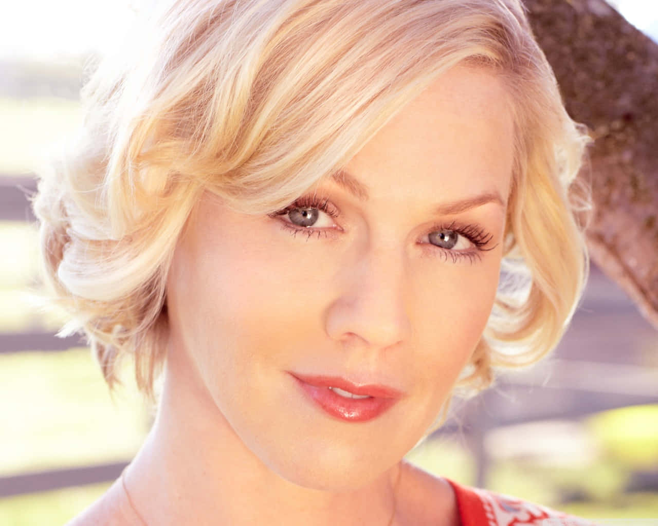 Jennie Garth Posing For A Photoshoot Wallpaper