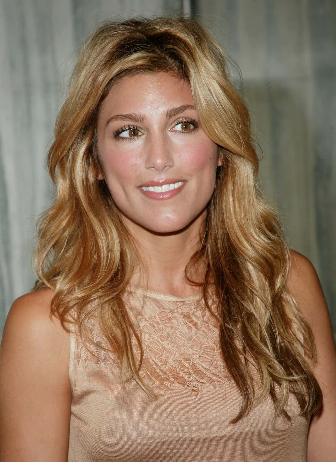 Jennifer Esposito Looking Glamorous In A Photoshoot Wallpaper