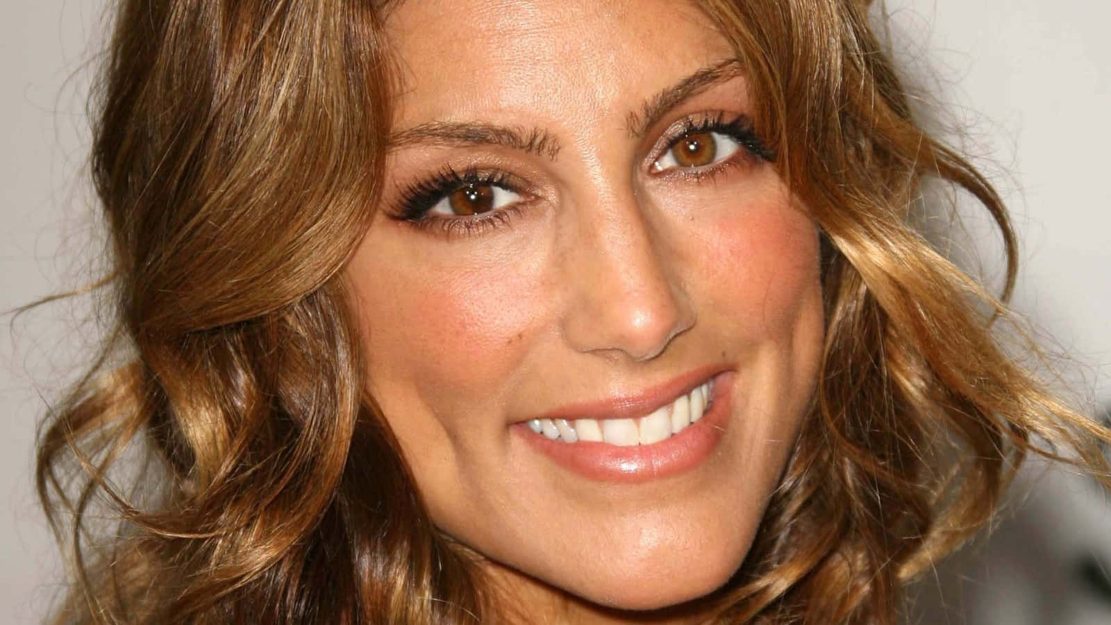 Jennifer Esposito Posing Elegantly Wallpaper