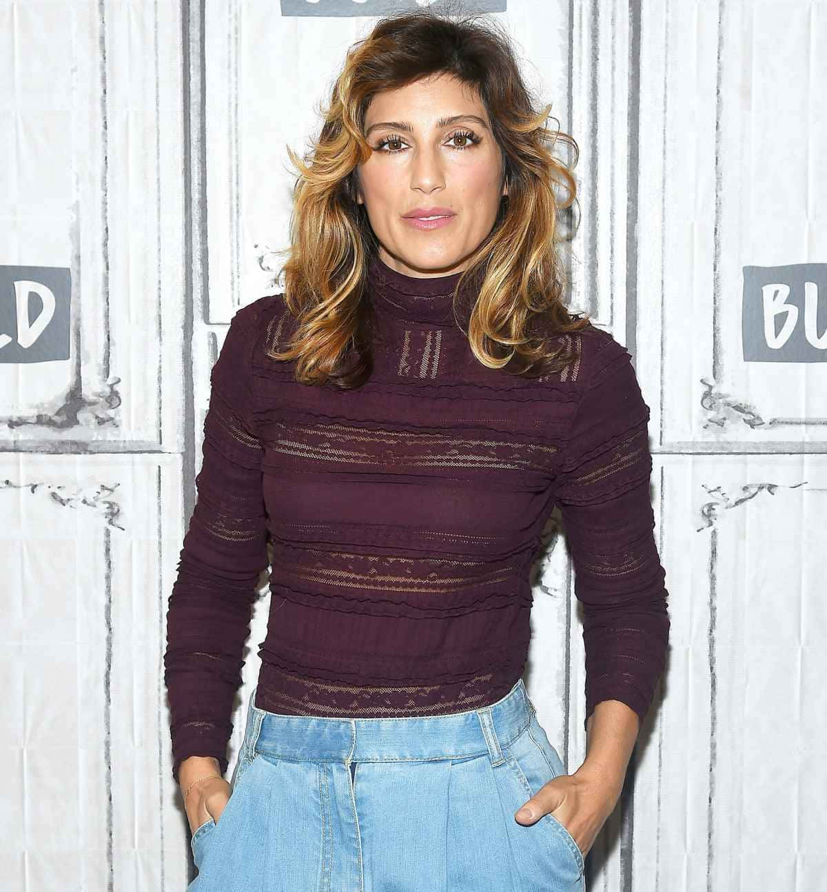 Jennifer Esposito Posing In An Elegant Outfit Wallpaper