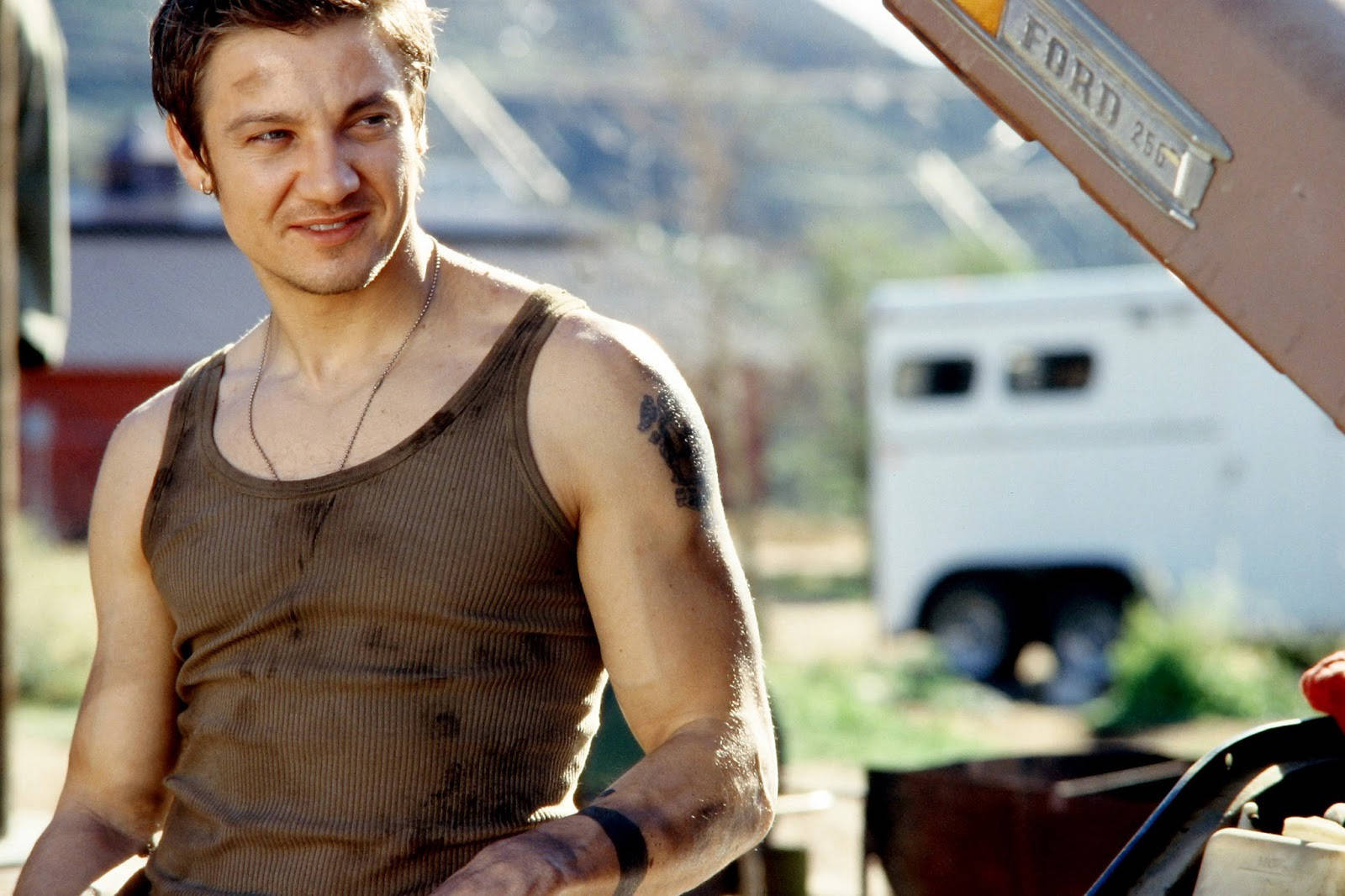 Jeremy Renner In Sleeveless Shirt Wallpaper