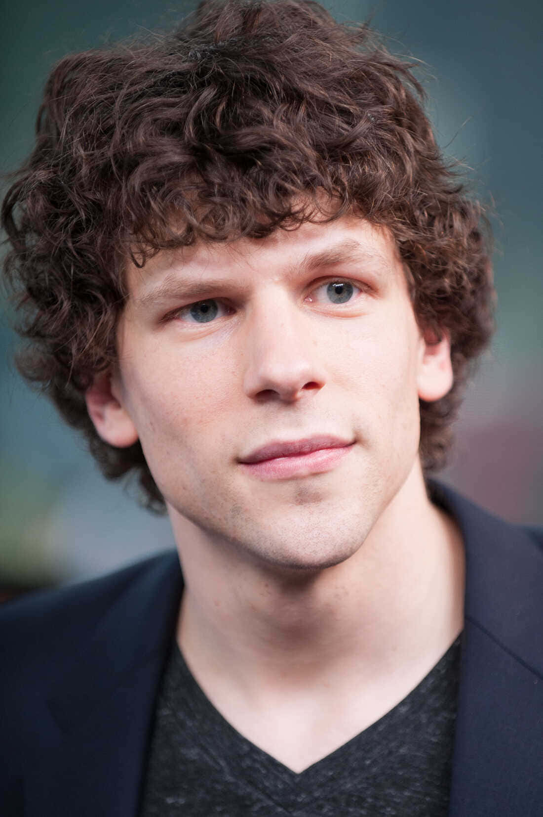 Jesse Eisenberg 1100 X 1653 Wallpaper