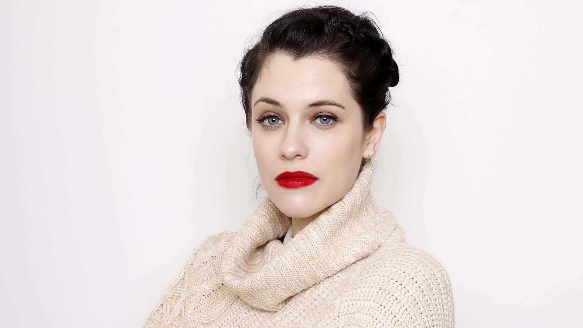 Jessica De Gouw, A Diverse Talent In The Acting Industry, Poses Against A Captivating Backdrop. Wallpaper