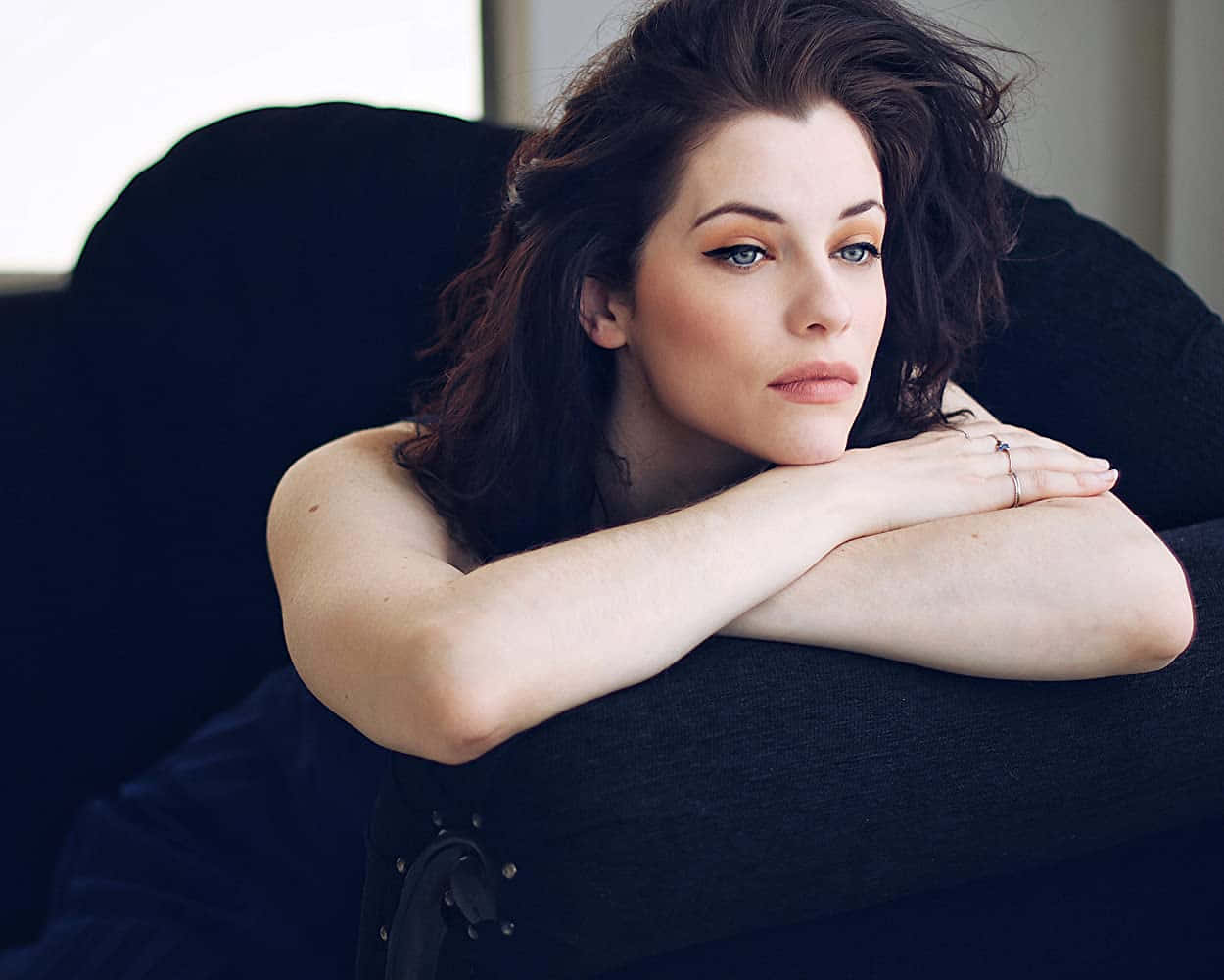 Jessica De Gouw Contemplative Portrait Wallpaper