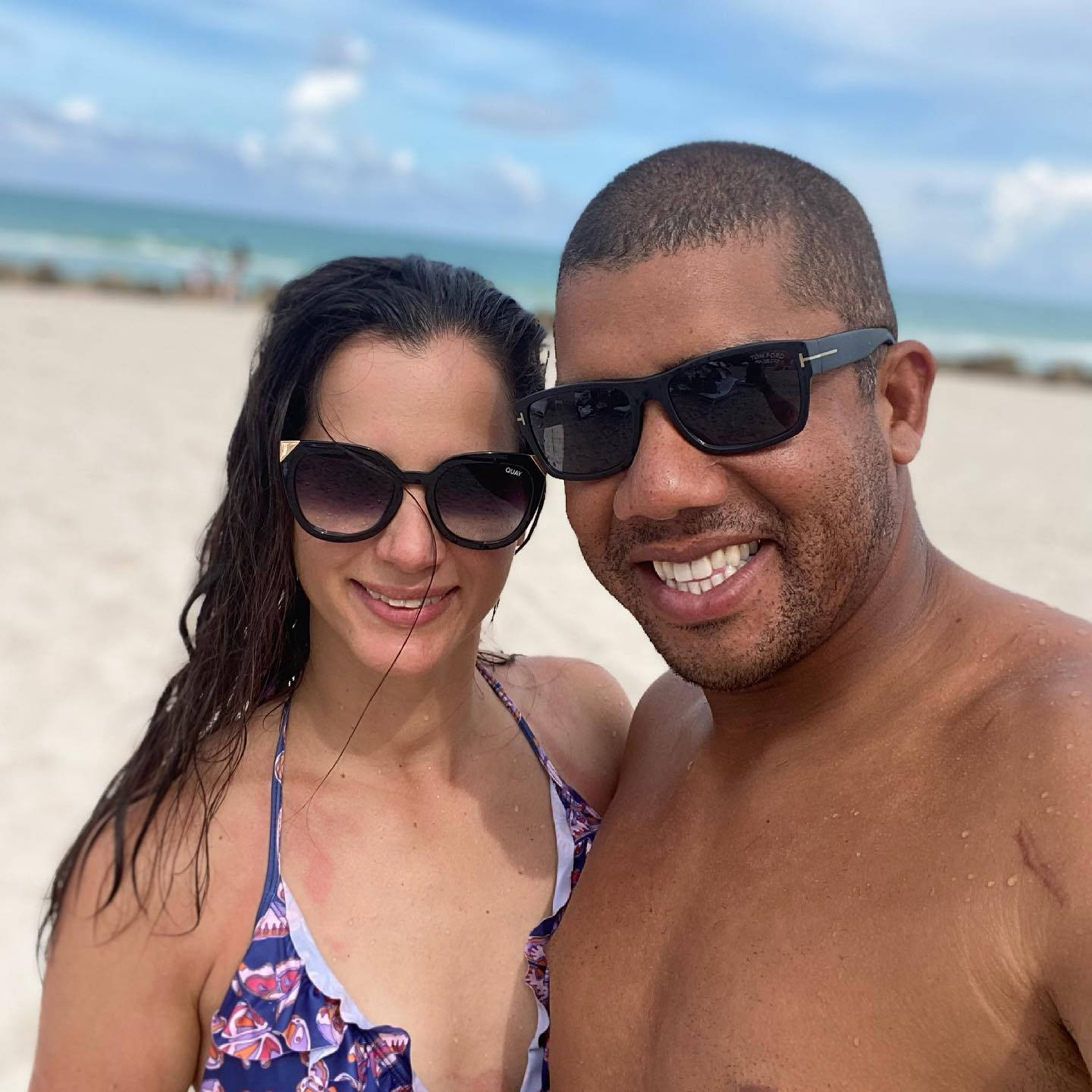 Jhonattan Vegas And Wife Beach Selfie Wallpaper