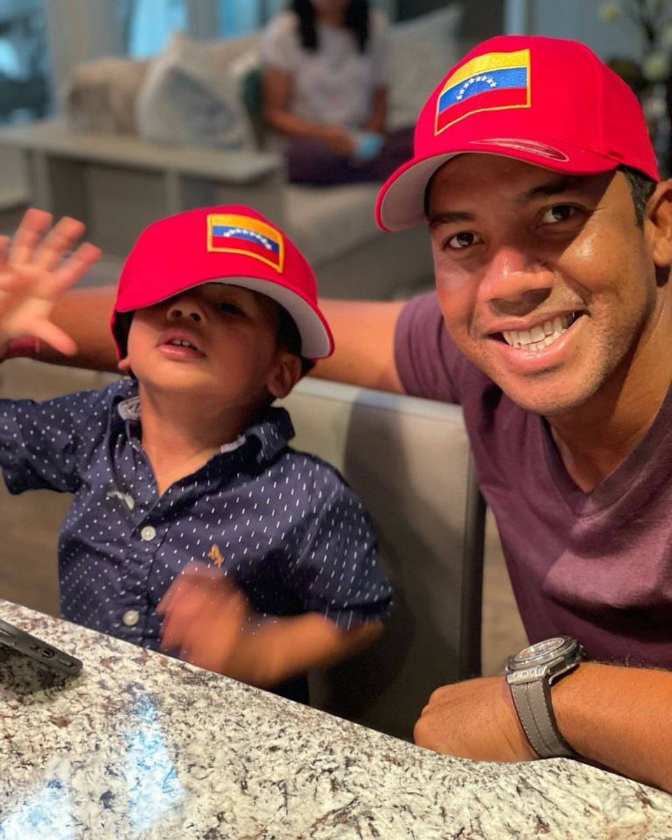 Jhonattan Vegas With His Son Wallpaper