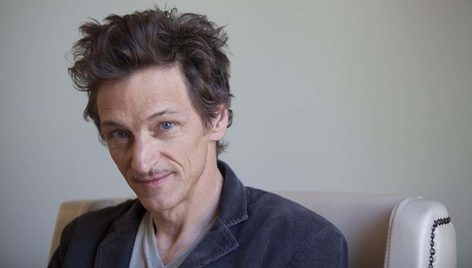 John Hawkes Smiling At A Red Carpet Event Wallpaper