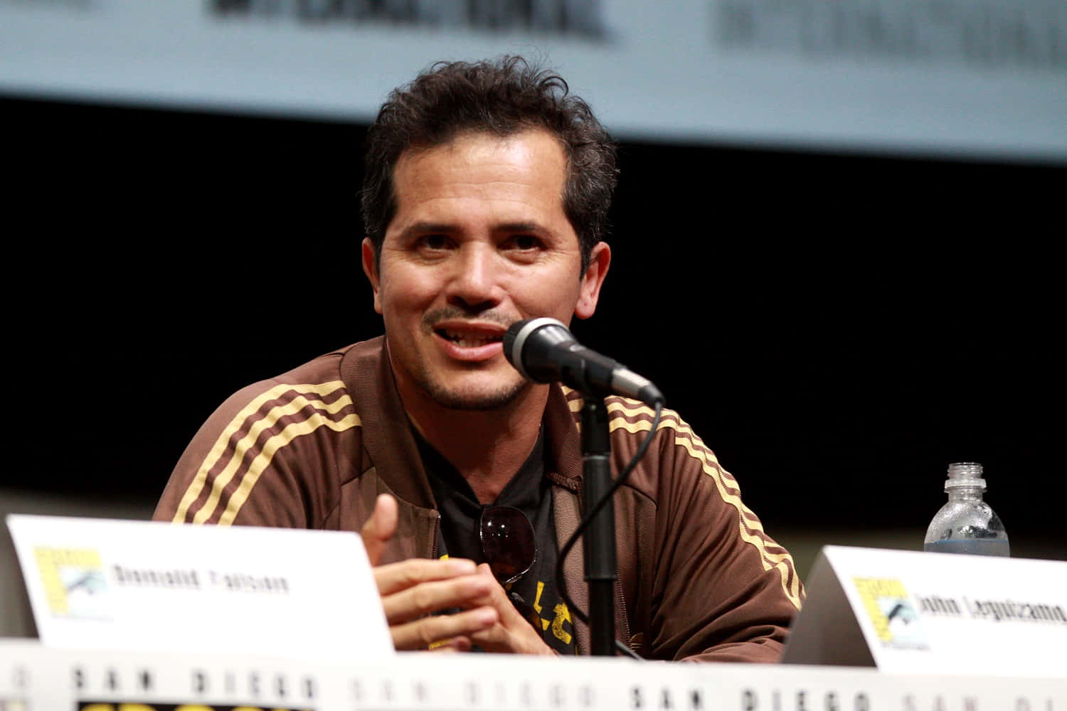 John Leguizamo On Film Set Wallpaper