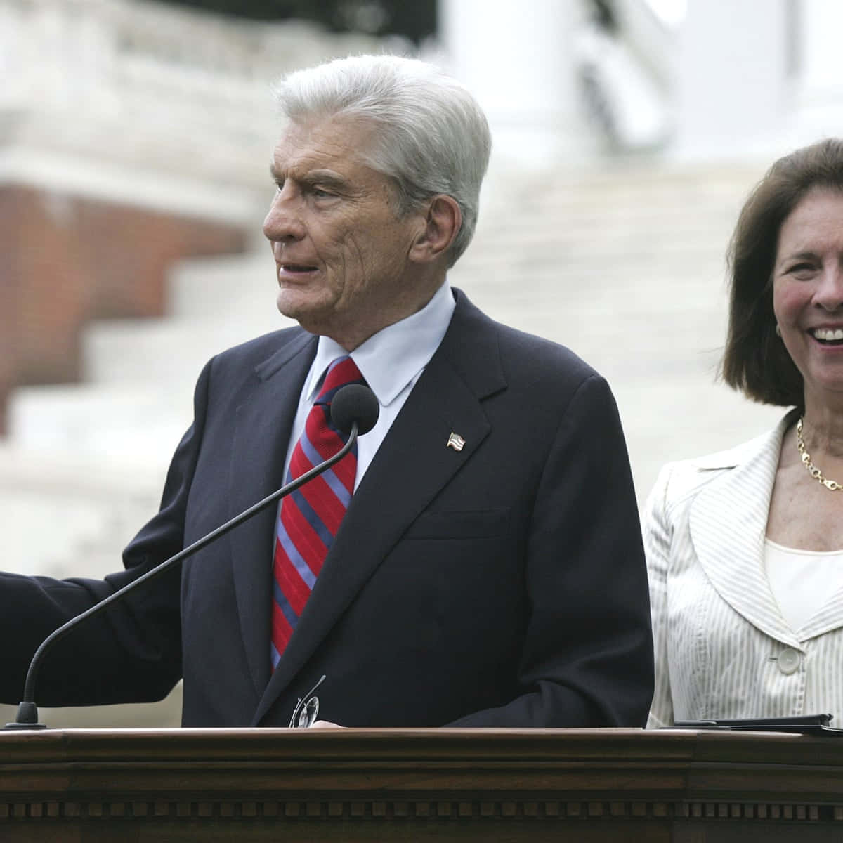 John Warner Delivering A Speech Wallpaper