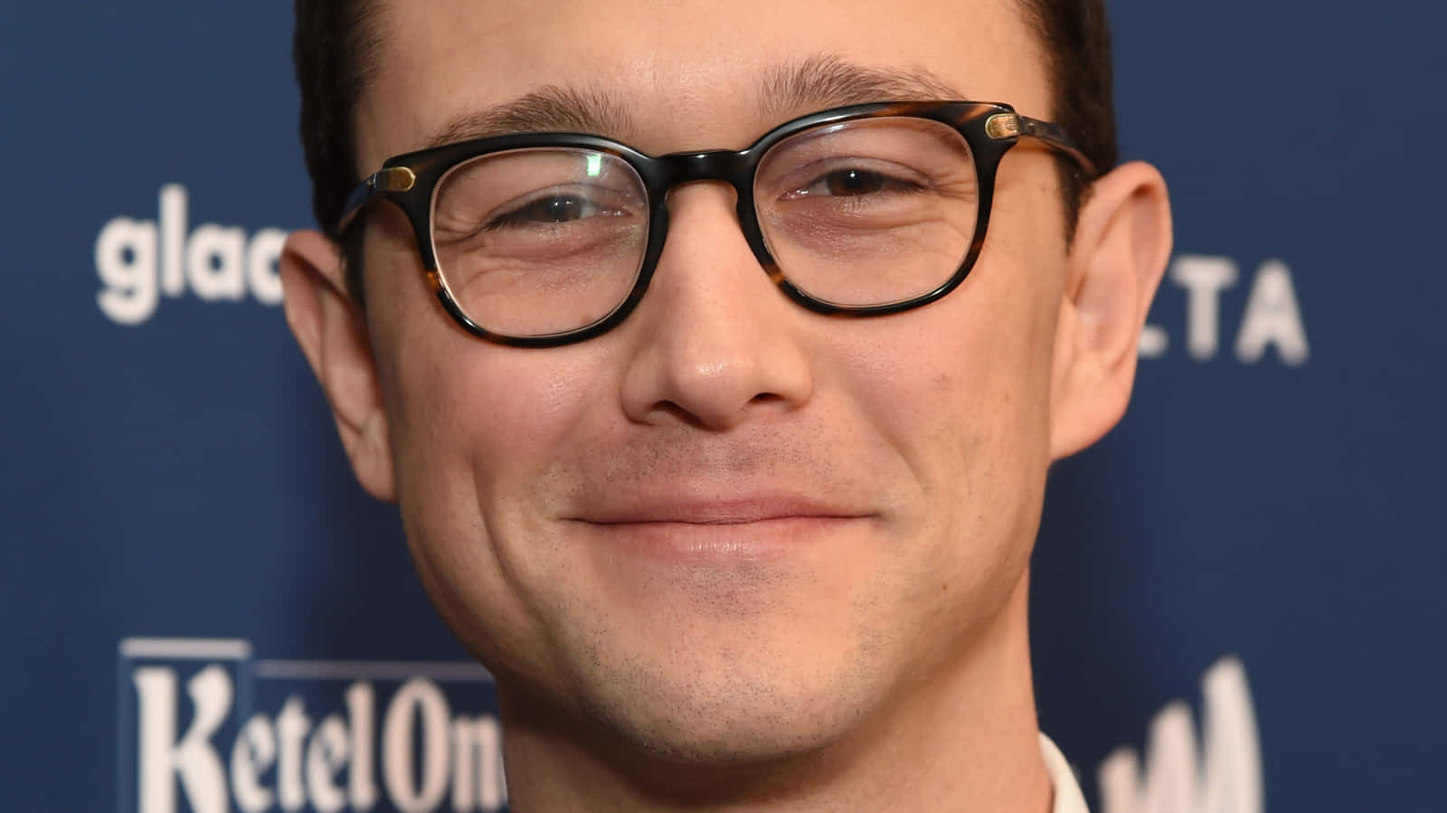 Joseph Gordon-levitt Charmingly Pensive In 1600x899 Wallpaper Resolution Wallpaper