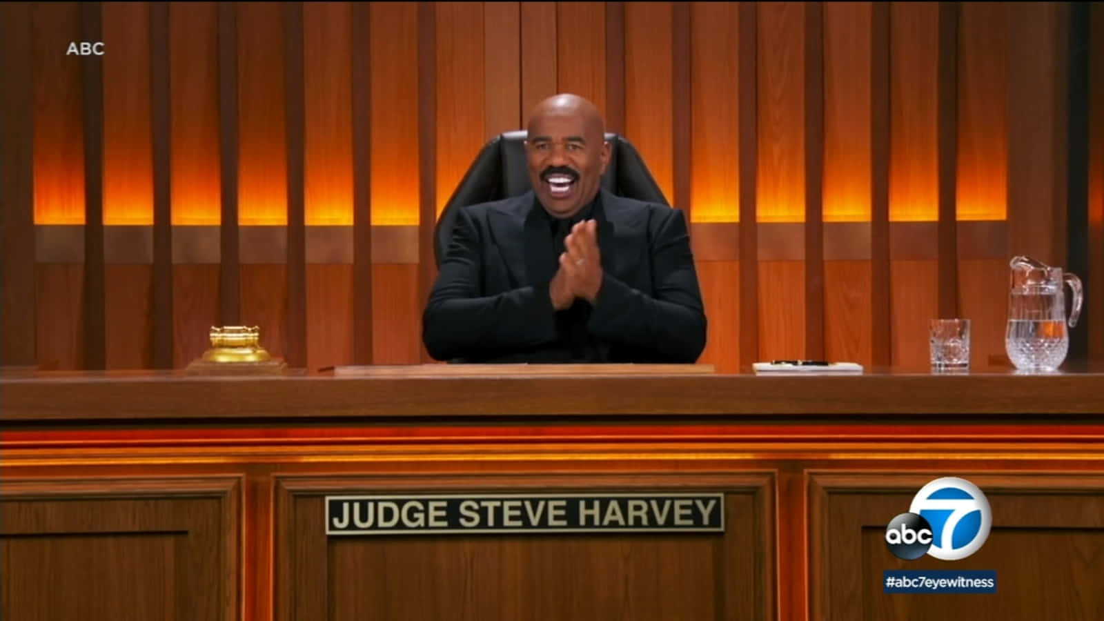 Judge Steve Harvey Rubbing His Hands Together Wallpaper