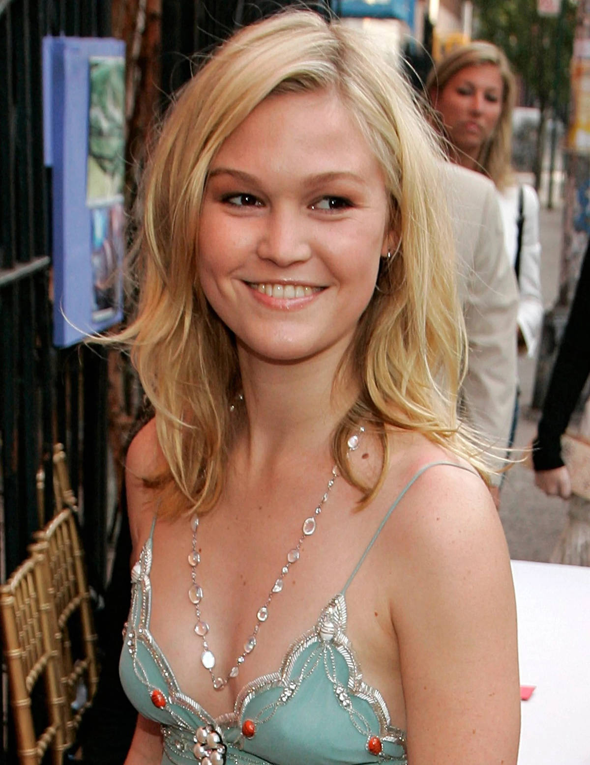 Julia Stiles Hot American Actress Wallpaper