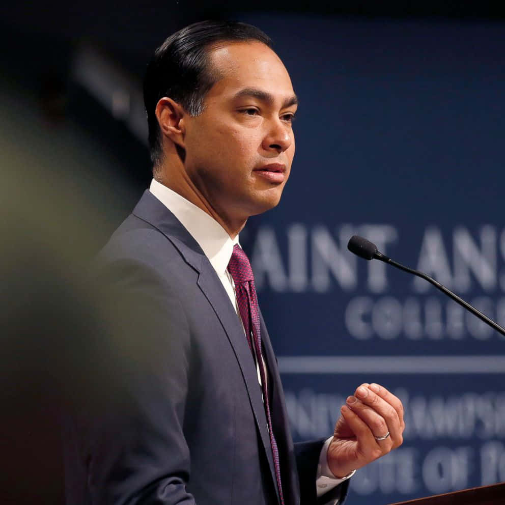 Julian Castro Gesturing With Left Hand Wallpaper