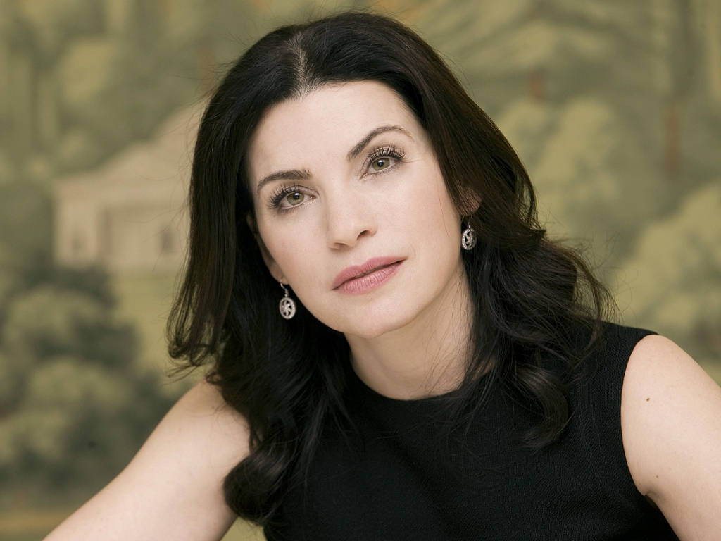 Julianna Margulies Intriguing Eyes Wallpaper