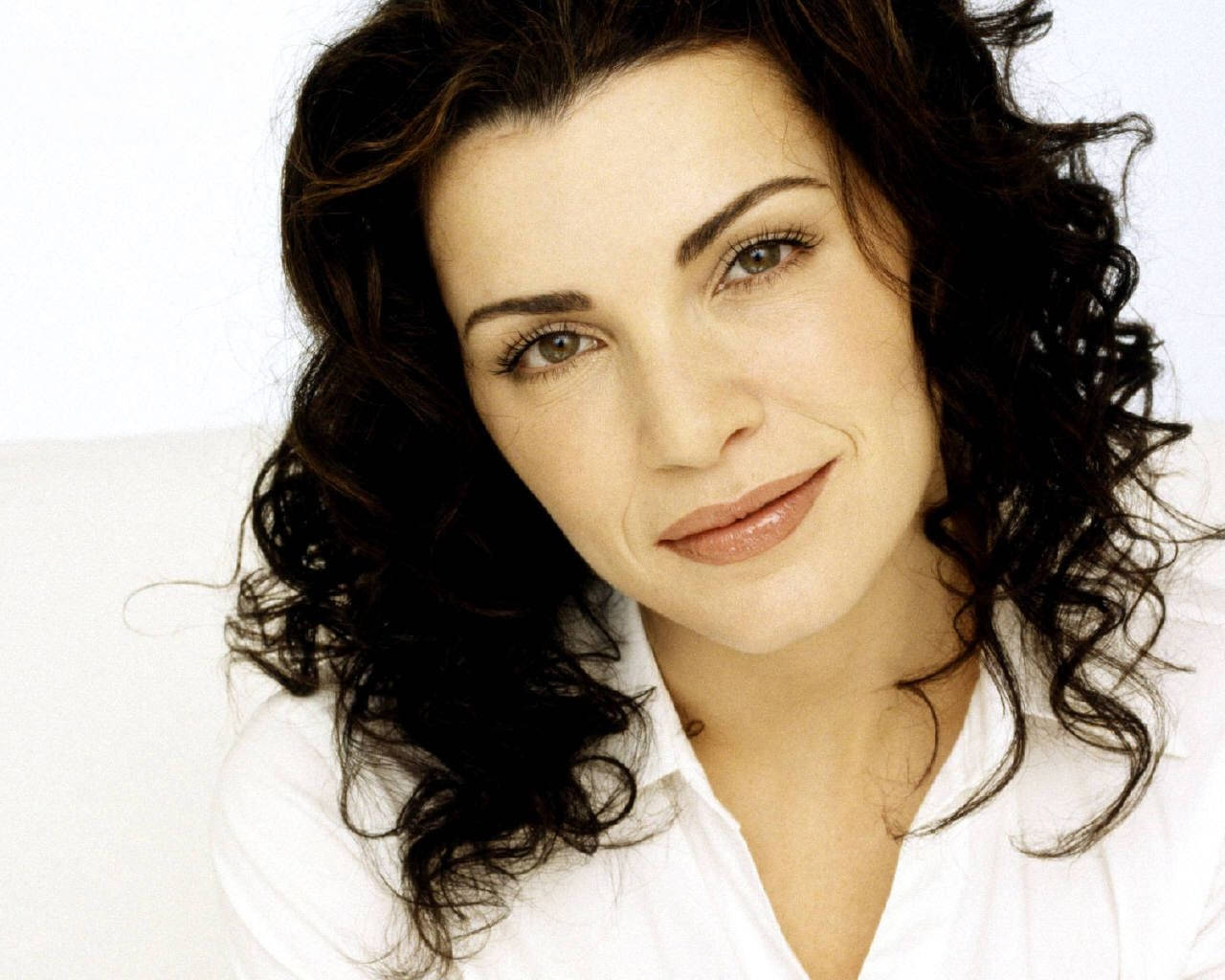 Julianna Margulies Portrait Wallpaper