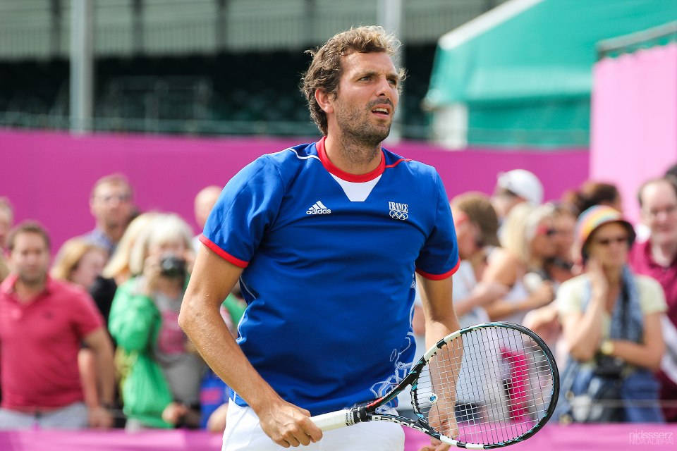 Julien Benneteau In Blurry Pink Background Wallpaper