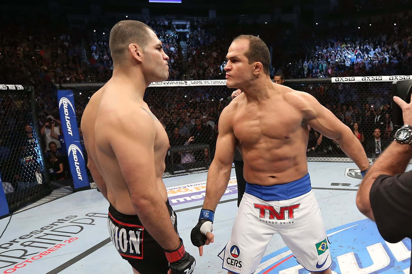 Junior Dos Santos Cain Velasquez Staredown Wallpaper