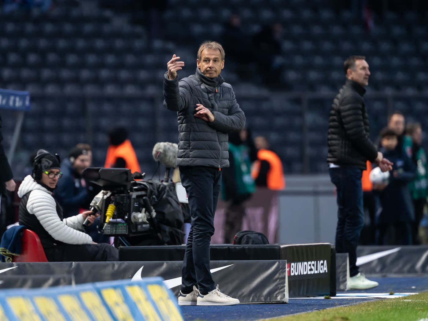 Jurgen Klinsmann Cameramen Behind Wallpaper