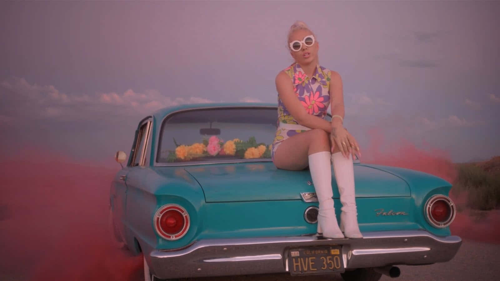 Kali Uchis Retro Car Pink Skies Wallpaper