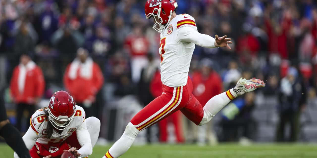 Kansas City Chiefs Kicker Field Goal Attempt Wallpaper