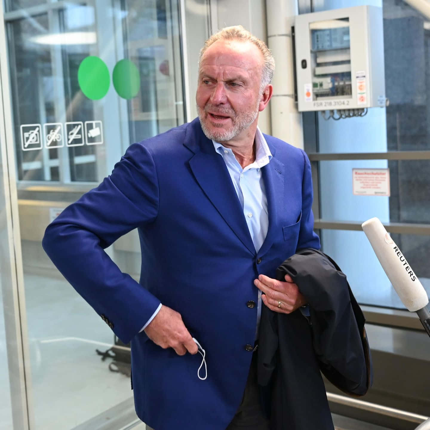 Karl-heinz Rummenigge At The Frankfurt Airport Wallpaper