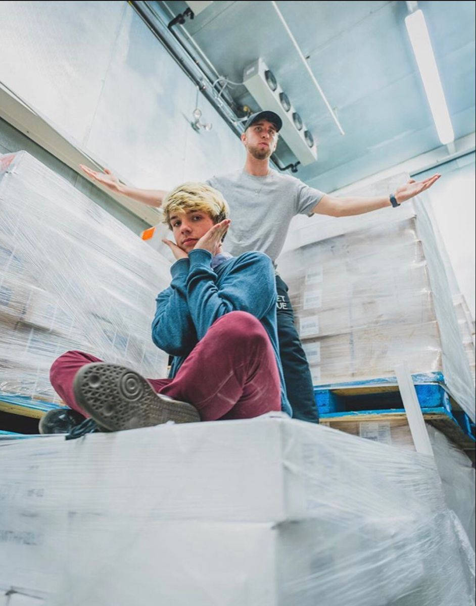 Karl Jacobs Sitting On Cargo Boxes Wallpaper