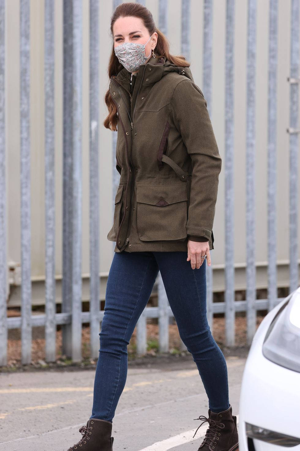 Kate Middleton Showcasing Her Elegant Yet Casual Style. Wallpaper