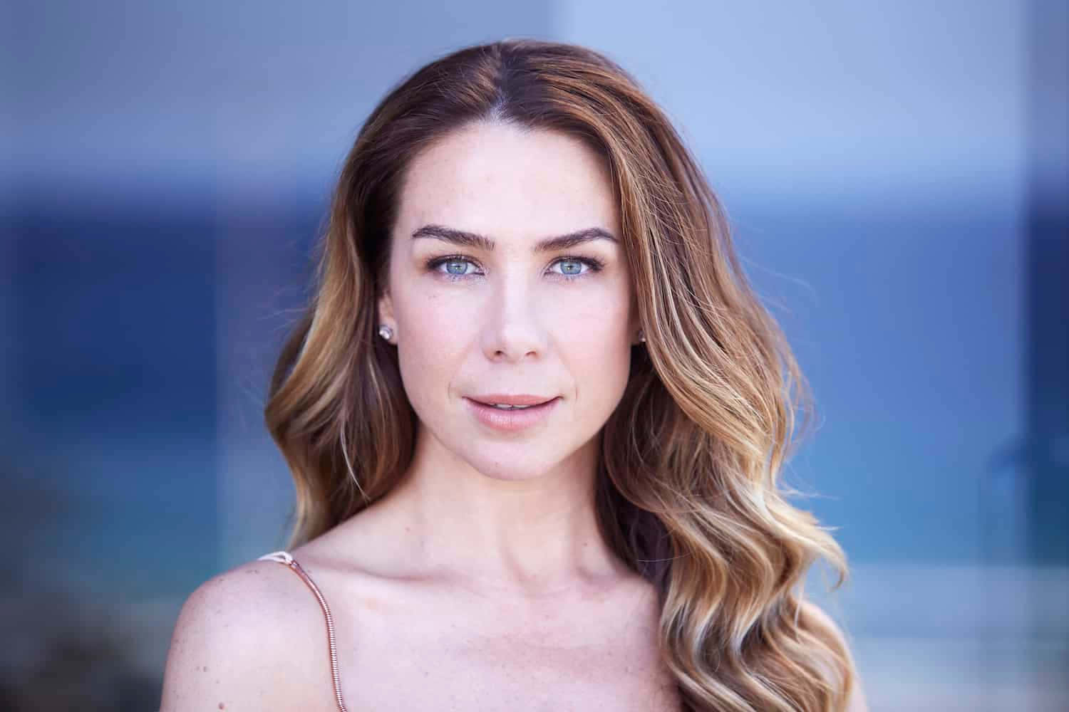 Kate Ritchie, A Radiant Australian Actress, Poses In A Natural Setting. Wallpaper