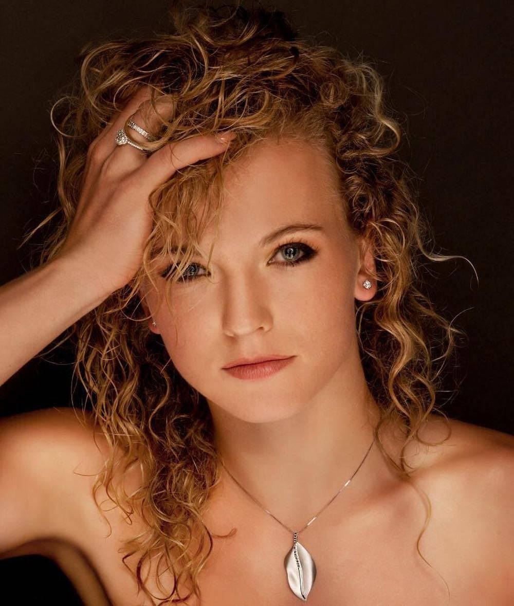 Katerina Siniakova Off The Court Wallpaper