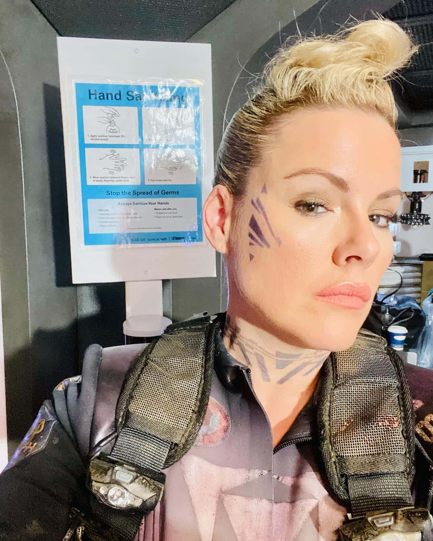 Kathleen Robertson Tactical Look Wallpaper