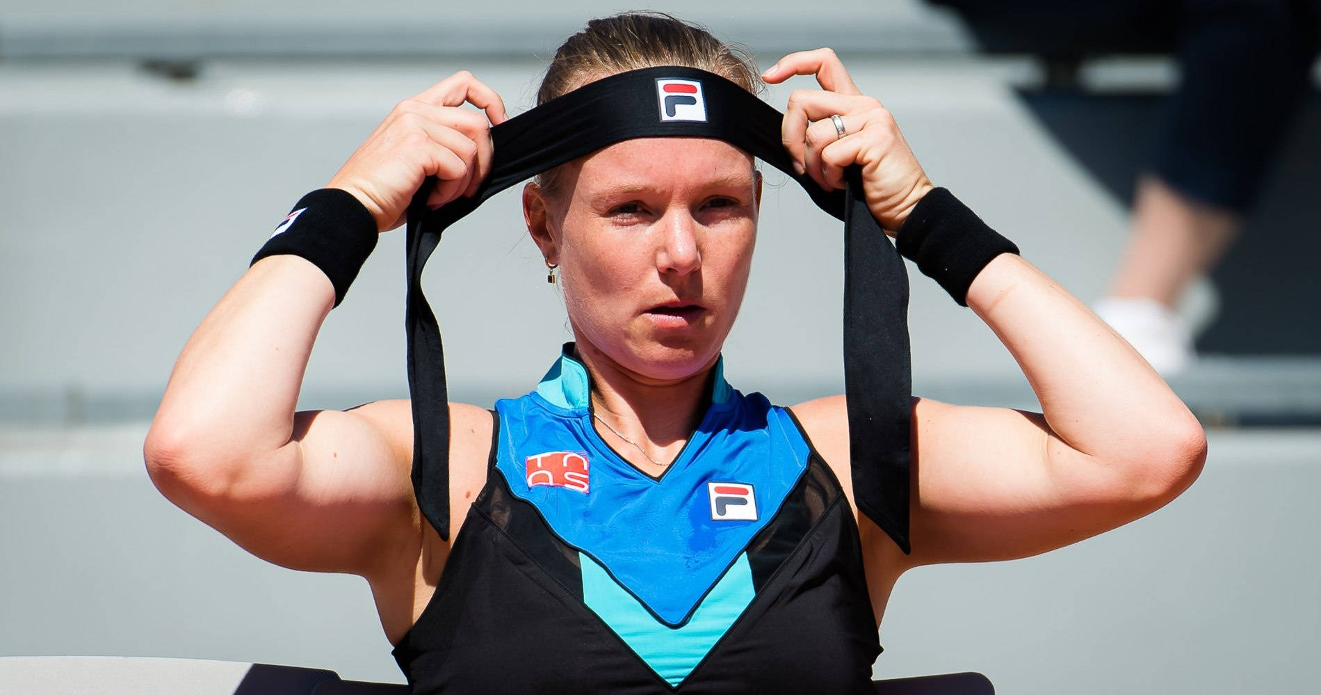 Kiki Bertens Getting Ready For A Match, Putting A Headband On Wallpaper