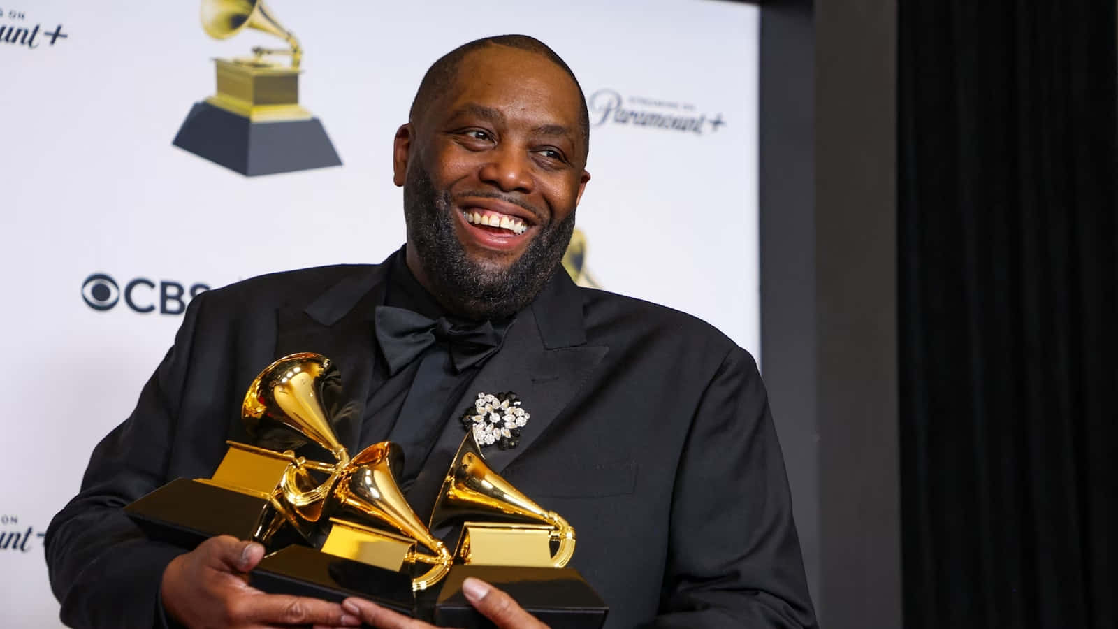 Killer Mike Holding Grammy Awards Wallpaper