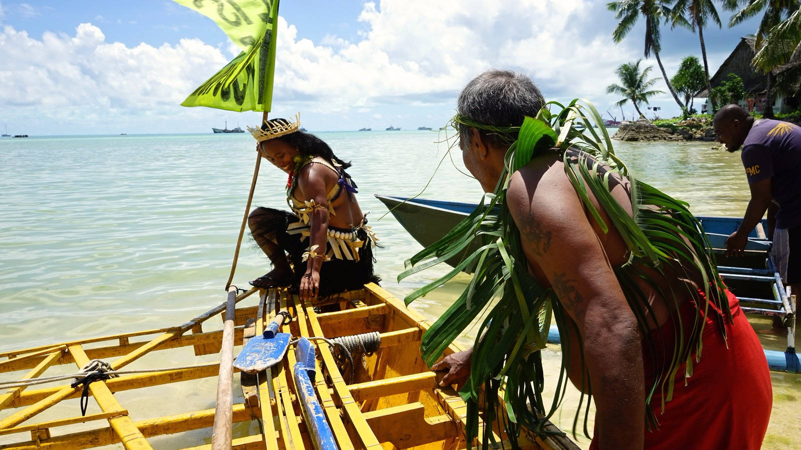 Kiribati Locals Canoe Wallpaper