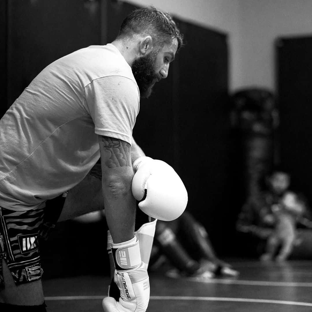 Kneeling Michael Chiesa Black-and-white Wallpaper