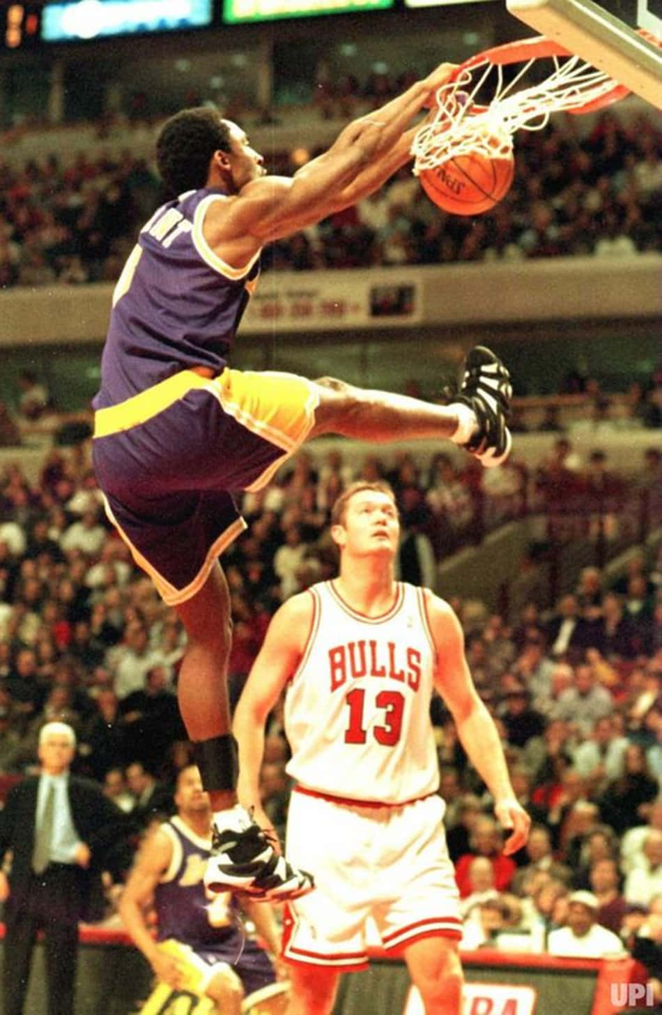 Kobe Dunking Chicago Bulls Wallpaper