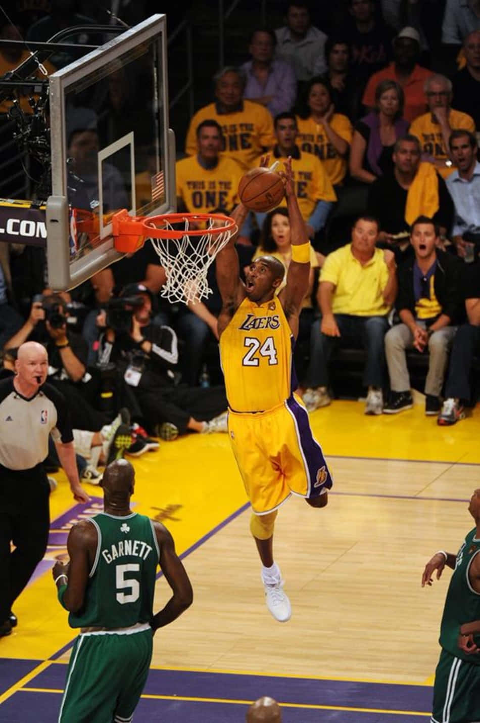 Kobe Dunking Referee Wallpaper